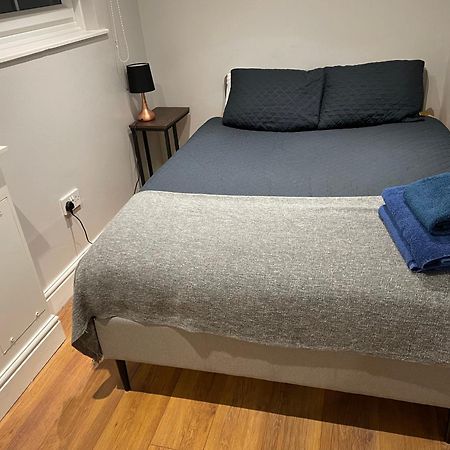 2 Bedroom Apartment Chiswick Park Tube Station Лондон Екстериор снимка