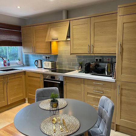2 Bedroom Apartment Chiswick Park Tube Station Лондон Екстериор снимка