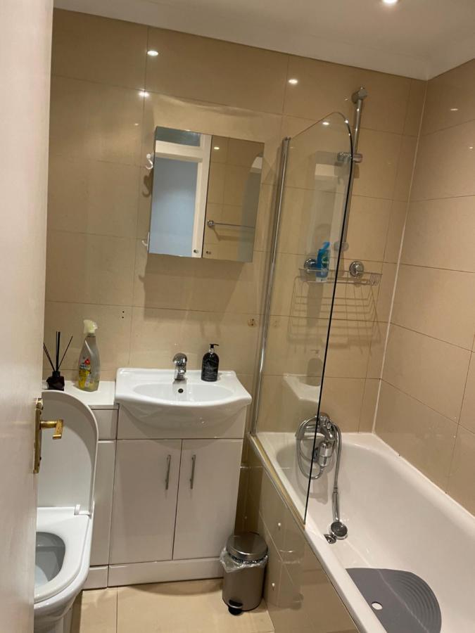 2 Bedroom Apartment Chiswick Park Tube Station Лондон Екстериор снимка
