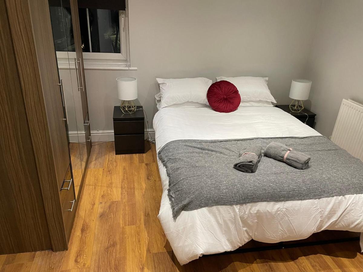 2 Bedroom Apartment Chiswick Park Tube Station Лондон Екстериор снимка