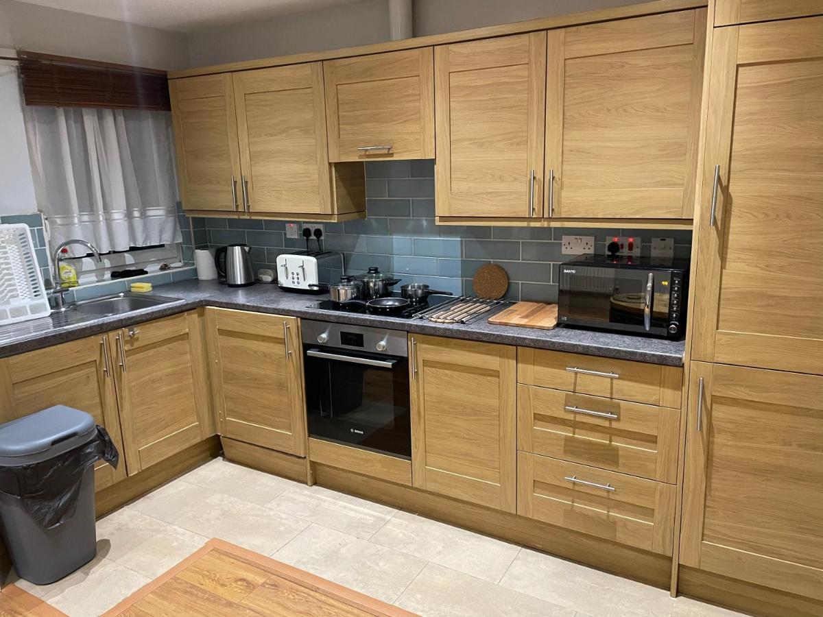 2 Bedroom Apartment Chiswick Park Tube Station Лондон Екстериор снимка