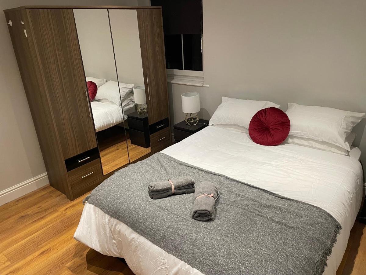 2 Bedroom Apartment Chiswick Park Tube Station Лондон Екстериор снимка