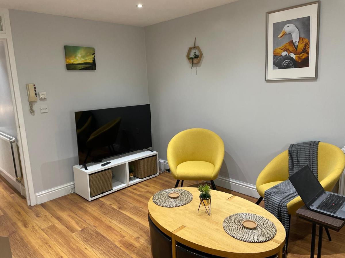2 Bedroom Apartment Chiswick Park Tube Station Лондон Екстериор снимка
