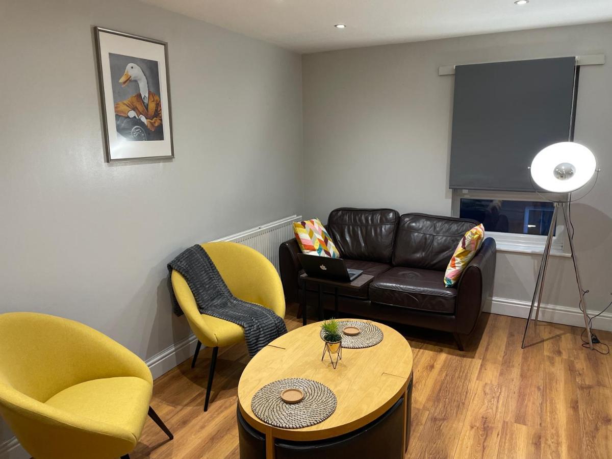 2 Bedroom Apartment Chiswick Park Tube Station Лондон Екстериор снимка