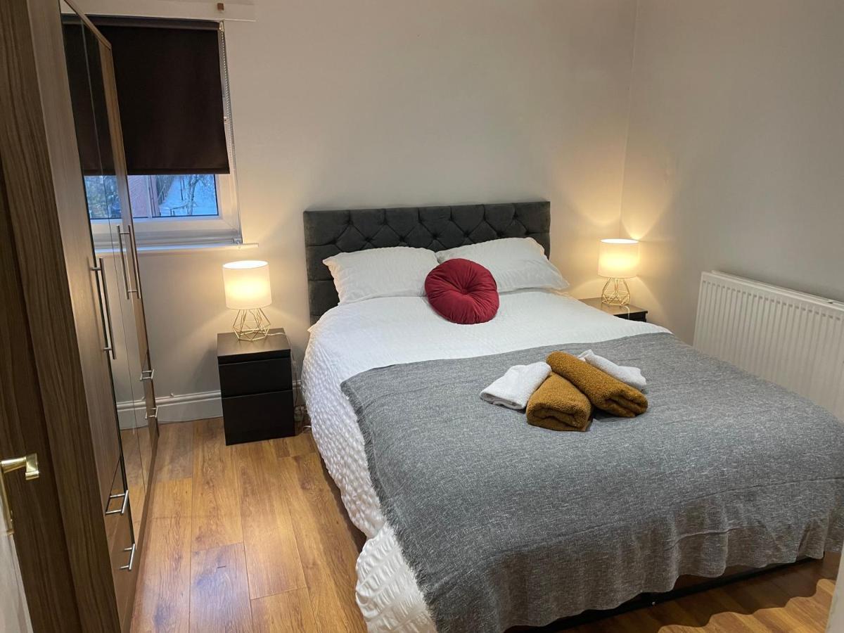 2 Bedroom Apartment Chiswick Park Tube Station Лондон Екстериор снимка