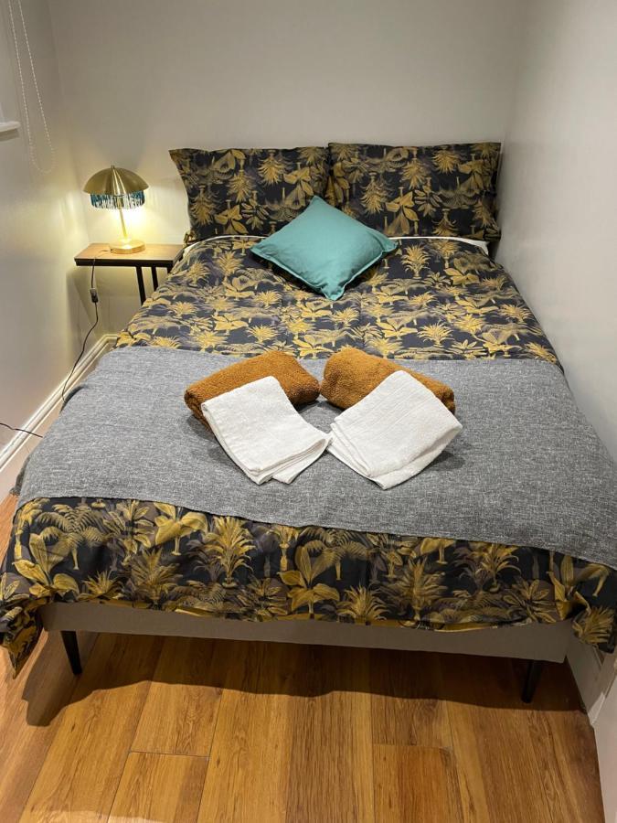 2 Bedroom Apartment Chiswick Park Tube Station Лондон Екстериор снимка