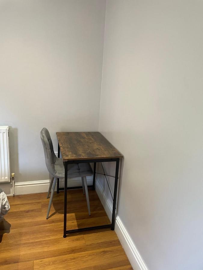 2 Bedroom Apartment Chiswick Park Tube Station Лондон Екстериор снимка