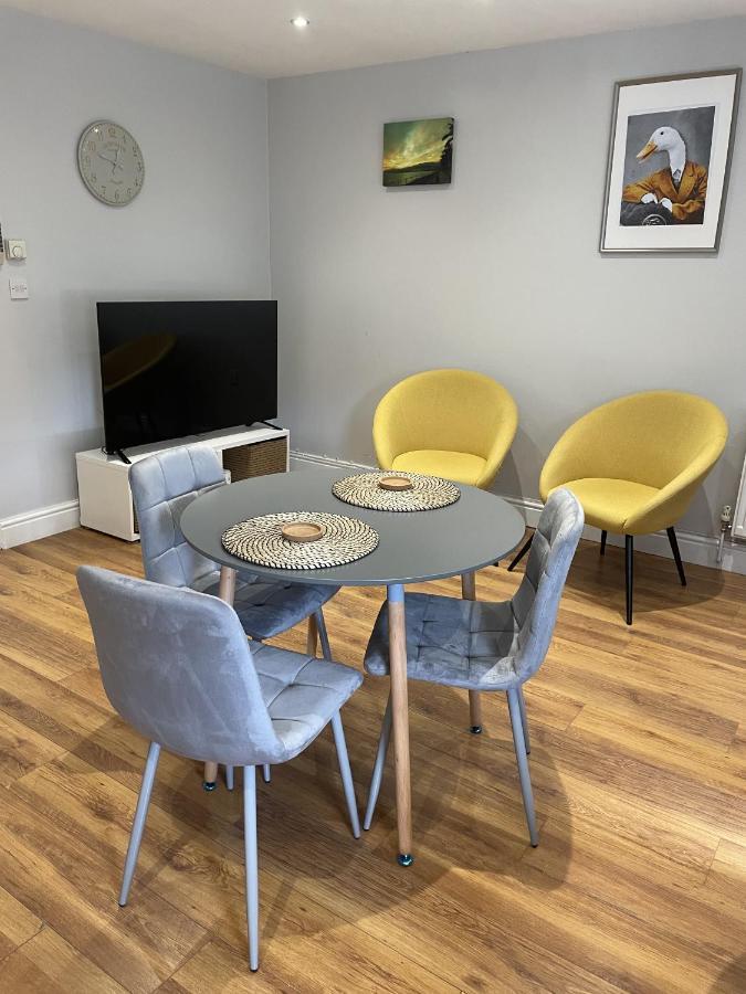 2 Bedroom Apartment Chiswick Park Tube Station Лондон Екстериор снимка