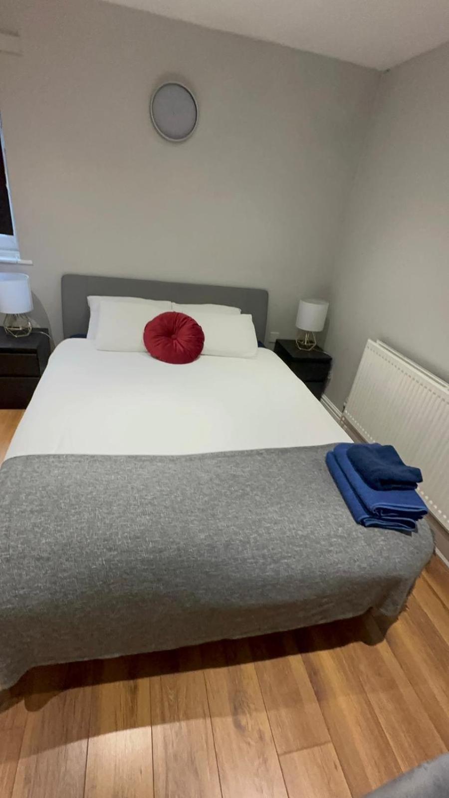 2 Bedroom Apartment Chiswick Park Tube Station Лондон Екстериор снимка