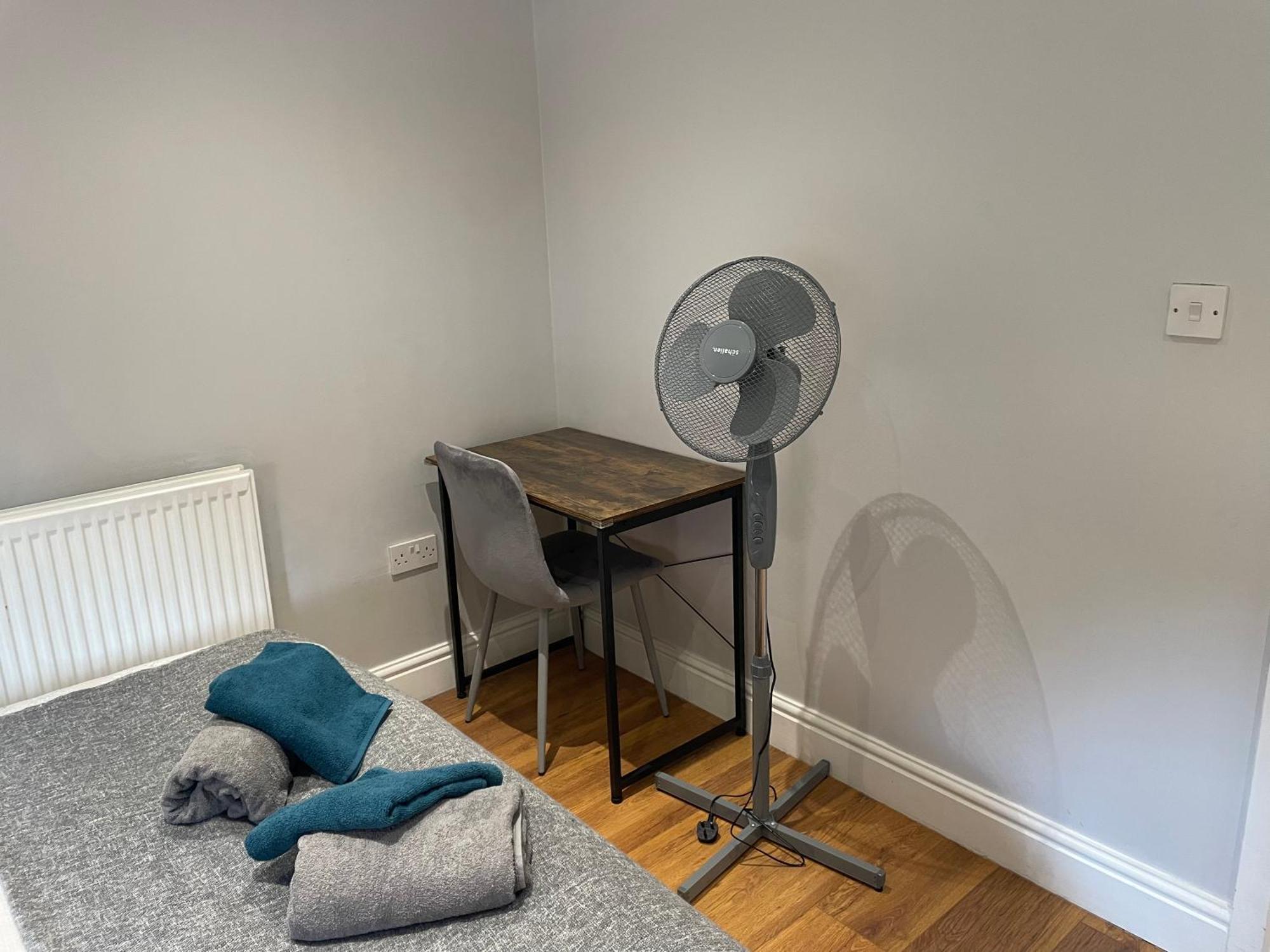 2 Bedroom Apartment Chiswick Park Tube Station Лондон Екстериор снимка